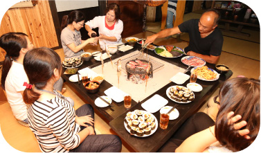 在日本的古民宅品尝特色饭菜和当地美酒的体验
