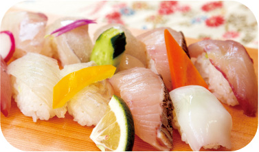 Watch net fishing and the sunrise over the port,
then feast on fresh-made sushi!