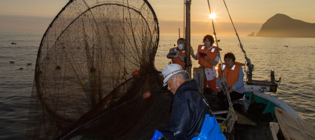 朝日を見ながら定置網体験。トレピチ魚を食す！